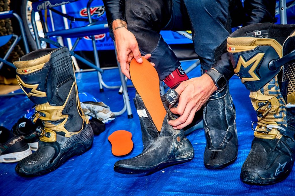 aaron plessinger using synergy footbeds inside his alpinestars boots